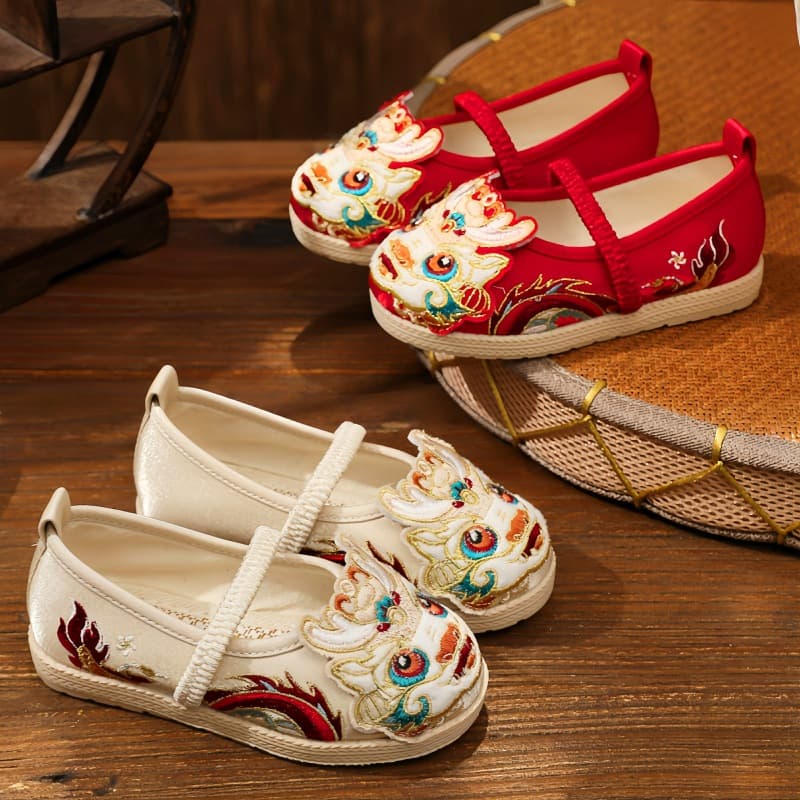 New Hanfu shoes for girls, perfect for spring and autumn, with antique style, dragon head embroidery, and old Beijing children's cloth shoes.