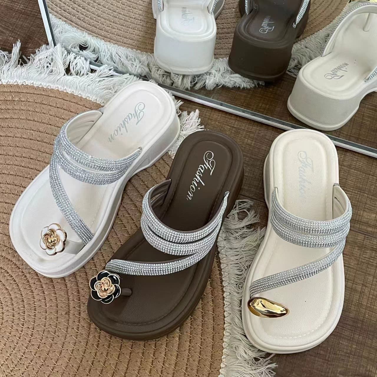 Butterfly Flower Flip-Flops for Women's Summer Outer Wear for Students with Sparkling Diamonds, Wear-Resistant, Non-Slip, Thick-Soled Flip-Flops, Wedge-Heeled Beach Shoes