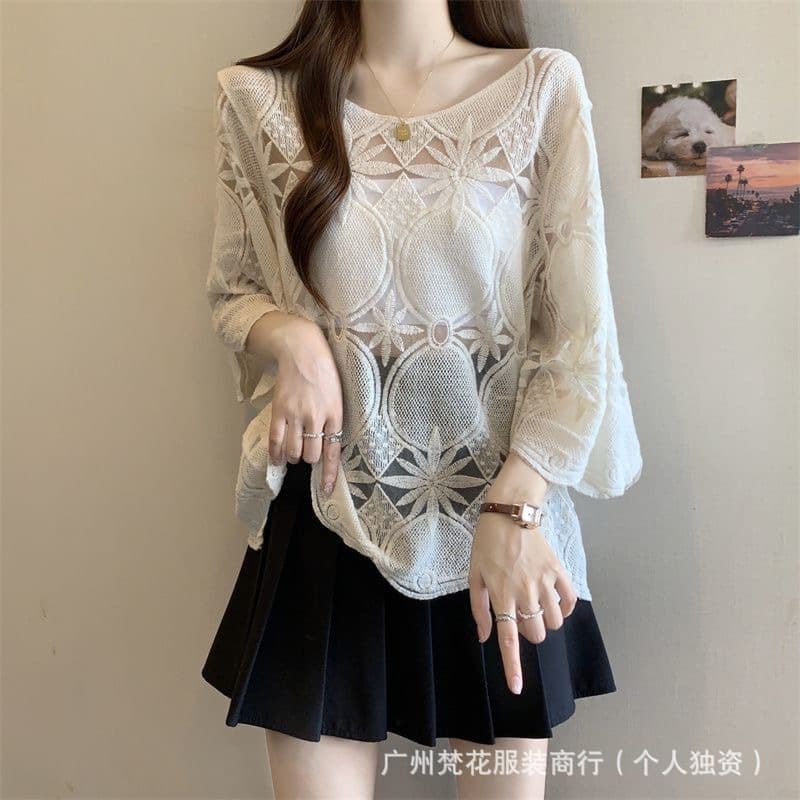Vintage Lace Hollow Out Crochet Lace Top 2026 Summer New Stylish Slimming Design Knitwear for Women
