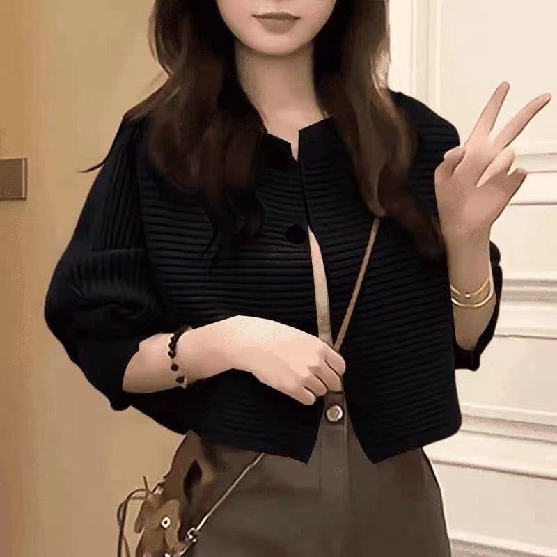 Short, Chanel-inspired knit cardigan, batwing sleeve coat, new autumn/winter style, chic and trendy.