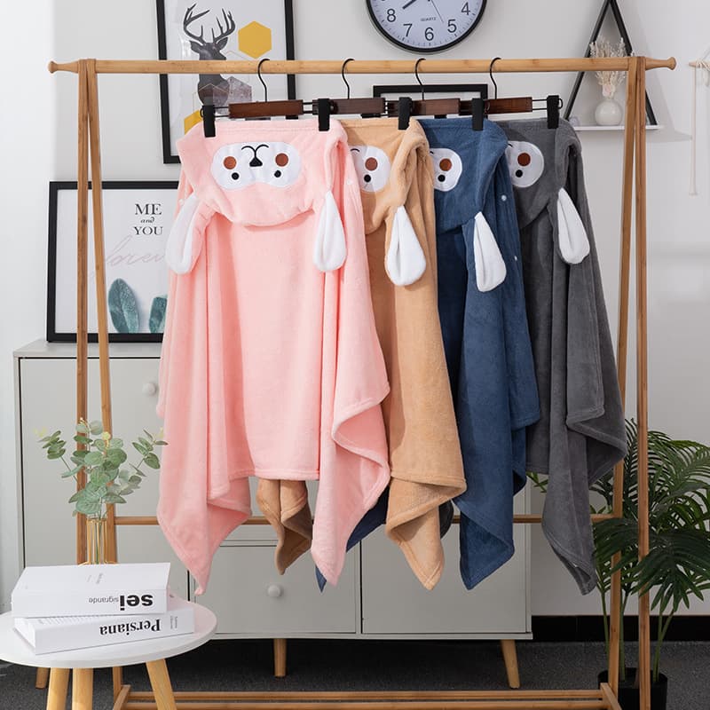 Children's coral fleece hooded cloaks, thickened bath towels with embroidery, soft, skin-friendly, absorbent, non-shedding for all seasons.