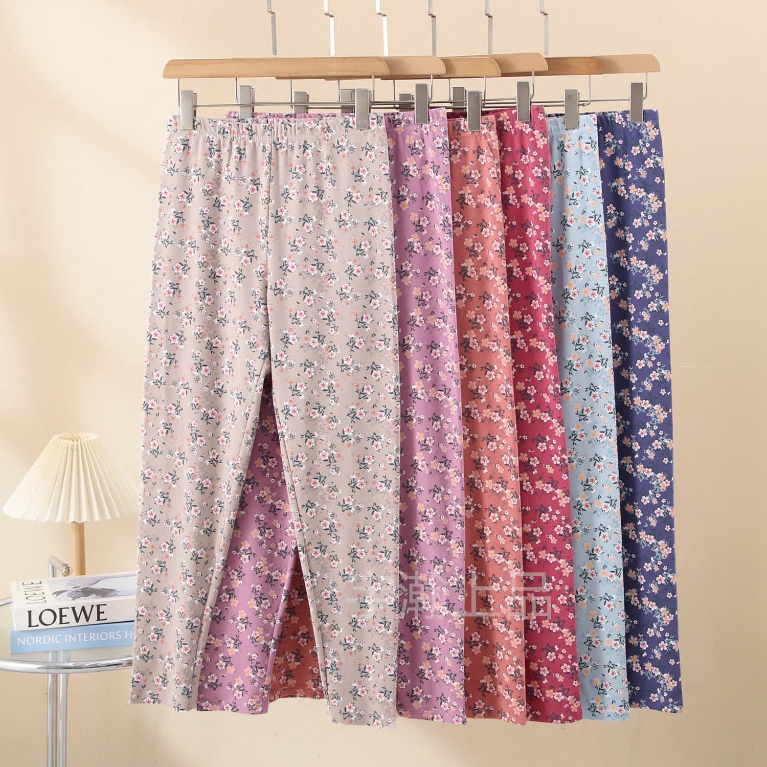 Wholesale and dropshipping of plus-size floral print thermal leggings for middle-aged and elderly women.