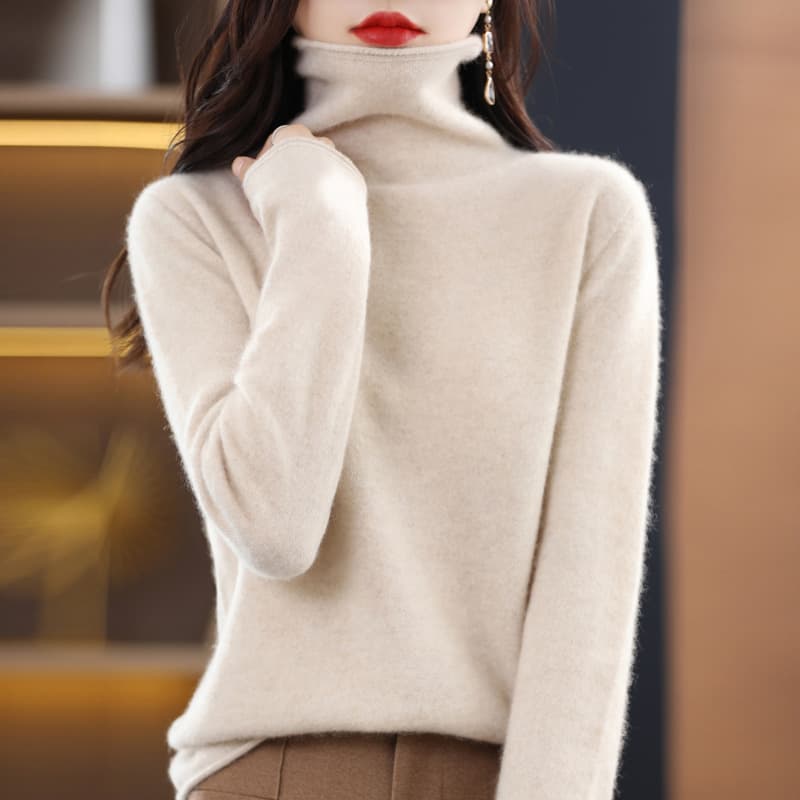 Women's ready-to-wear turtleneck cashmere sweater, loose fit, seamless high-neck knit base layer.