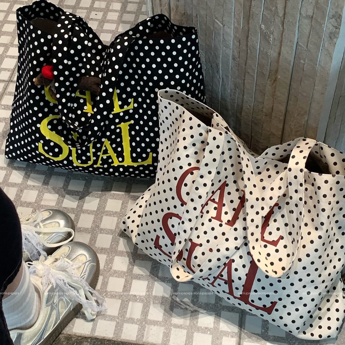 Korean Retro Black and White Polka Dot Canvas Tote Bag for Women, Large Capacity Commuter Shoulder Bag, Citywalk Shopping Bag