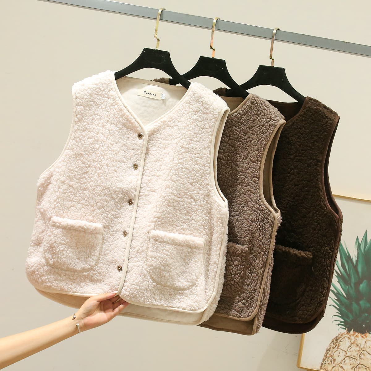 Women's Short Lamb Fur Vest Jacket 2023 Autumn Winter New Loose Slimming Integrated Leather And Fur Versatile Fleece Vest