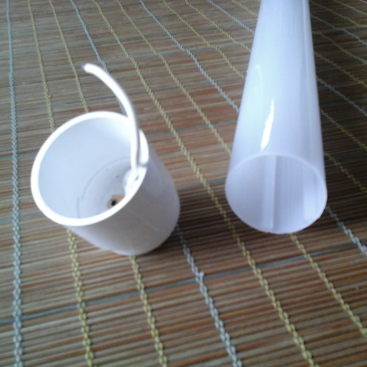 The factory specializes in producing PC acrylic profiles and extrusion processing of high-transmittance plastic lamp tubes and plastic profiles.