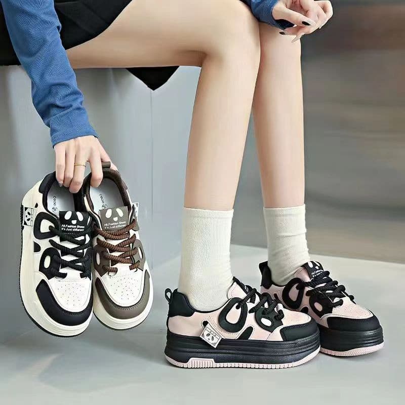 Panda-themed white sneakers for women, 2024 autumn new style, versatile, breathable, height-increasing, casual sneakers, Korean style single shoes for students.