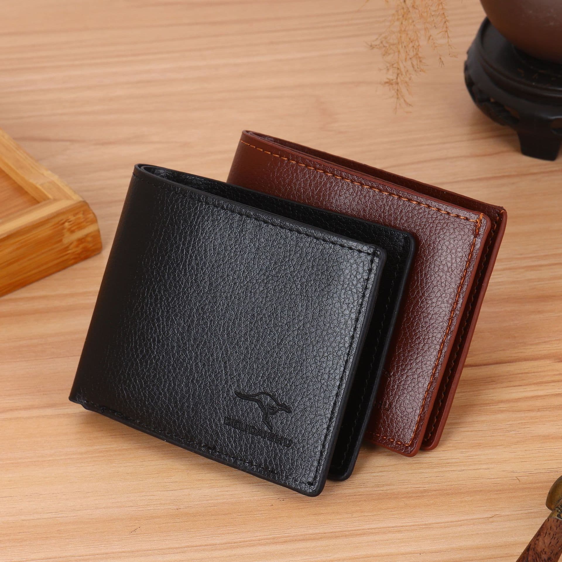 Short Style Lychee Pattern Embossed Men's Wallet Pu Leather Wallet with Texture, Large Capacity Wallet, Direct from Factory for Change