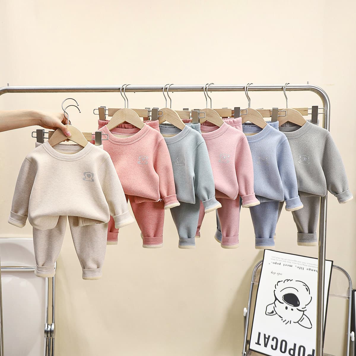 Children's thermal underwear set, baby fleece-lined thick autumn clothes and trousers, seamless fleece-lined autumn and winter pajamas for medium and large children.