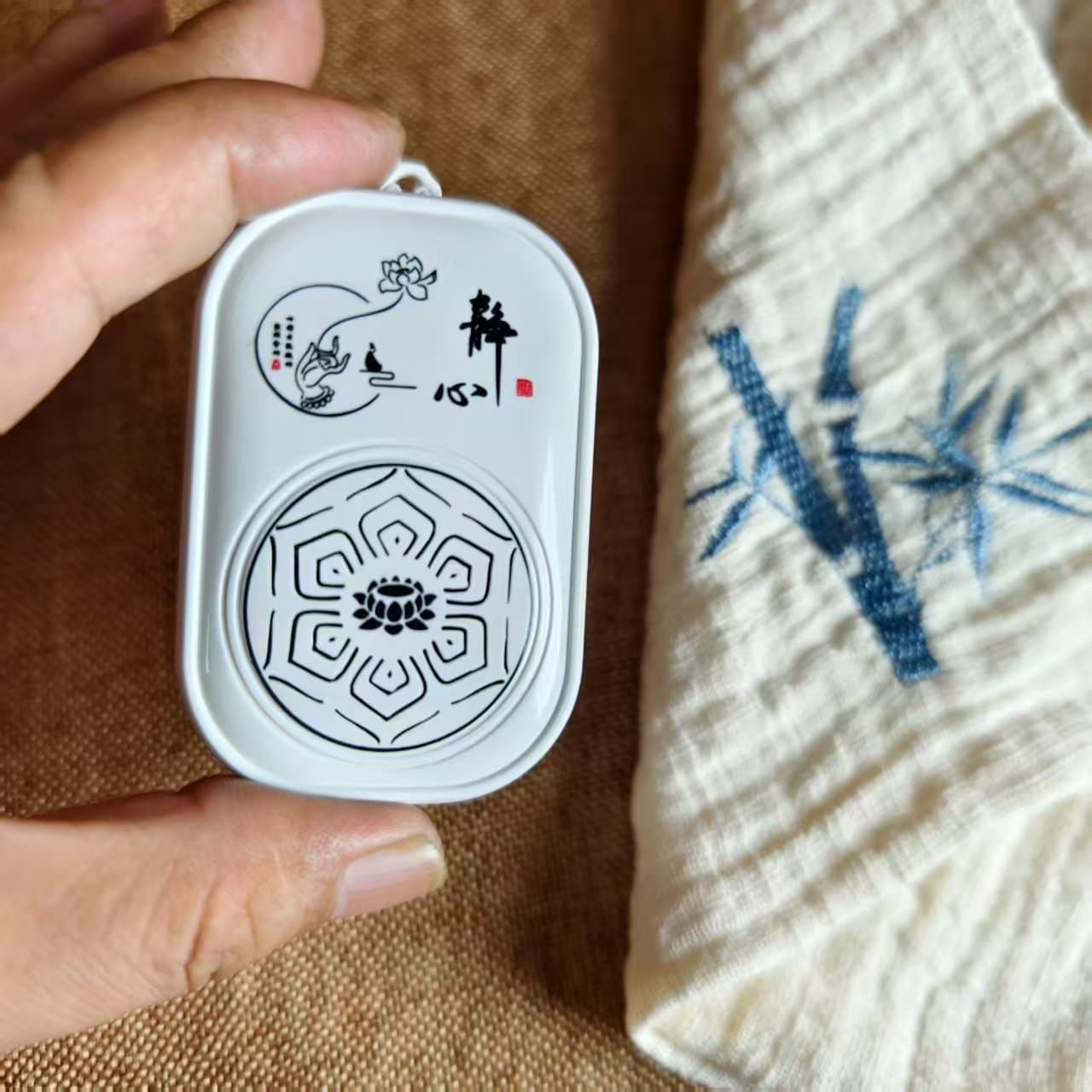 New card-insertion music pendant player, portable rechargeable media player, small home entertainment device for listening to music and relieving boredom.