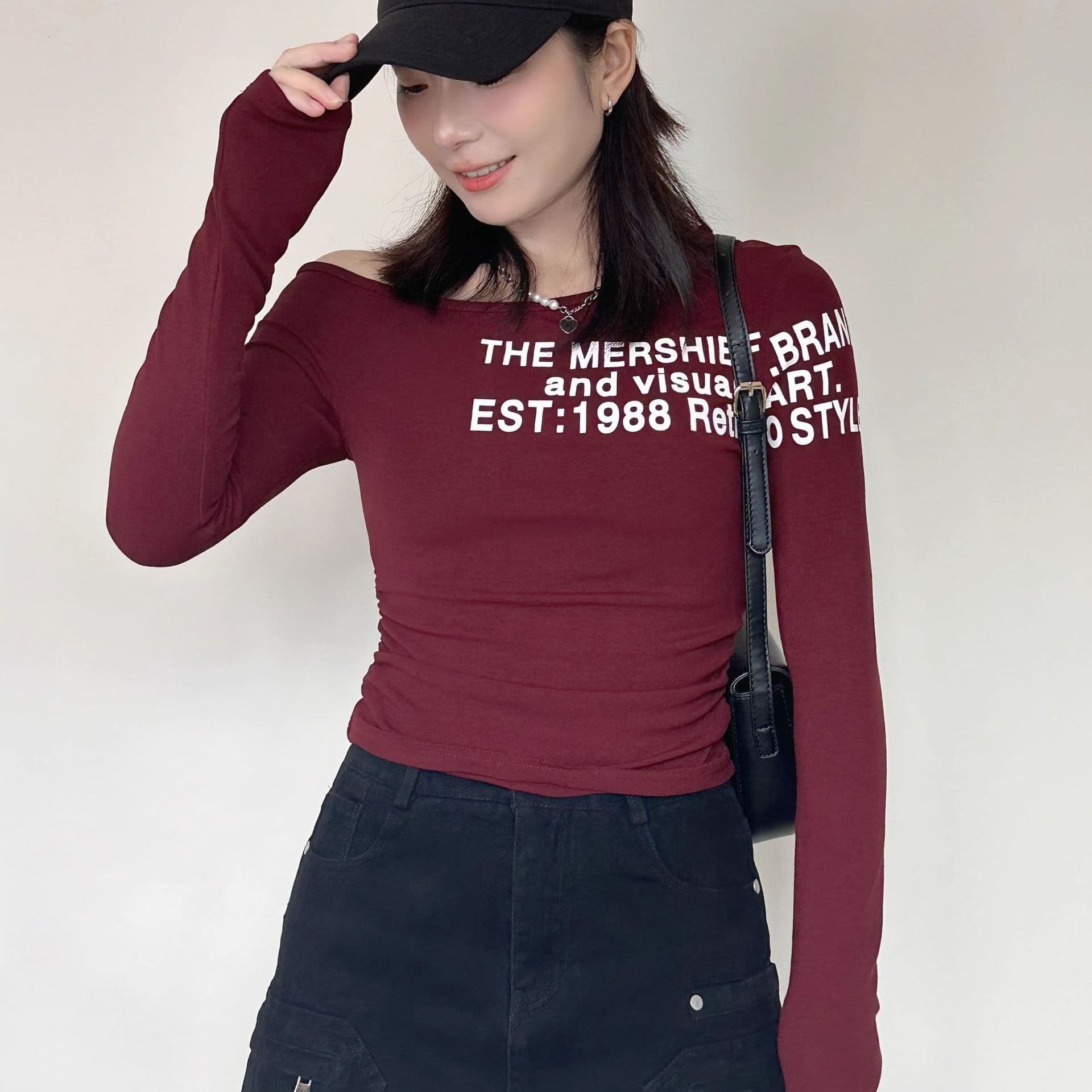 Stunning White Off-Shoulder Long-Sleeve Top for Women 2025 New Early Autumn Design Thin Fitted Base Layer Bare Shoulder T-Shirt