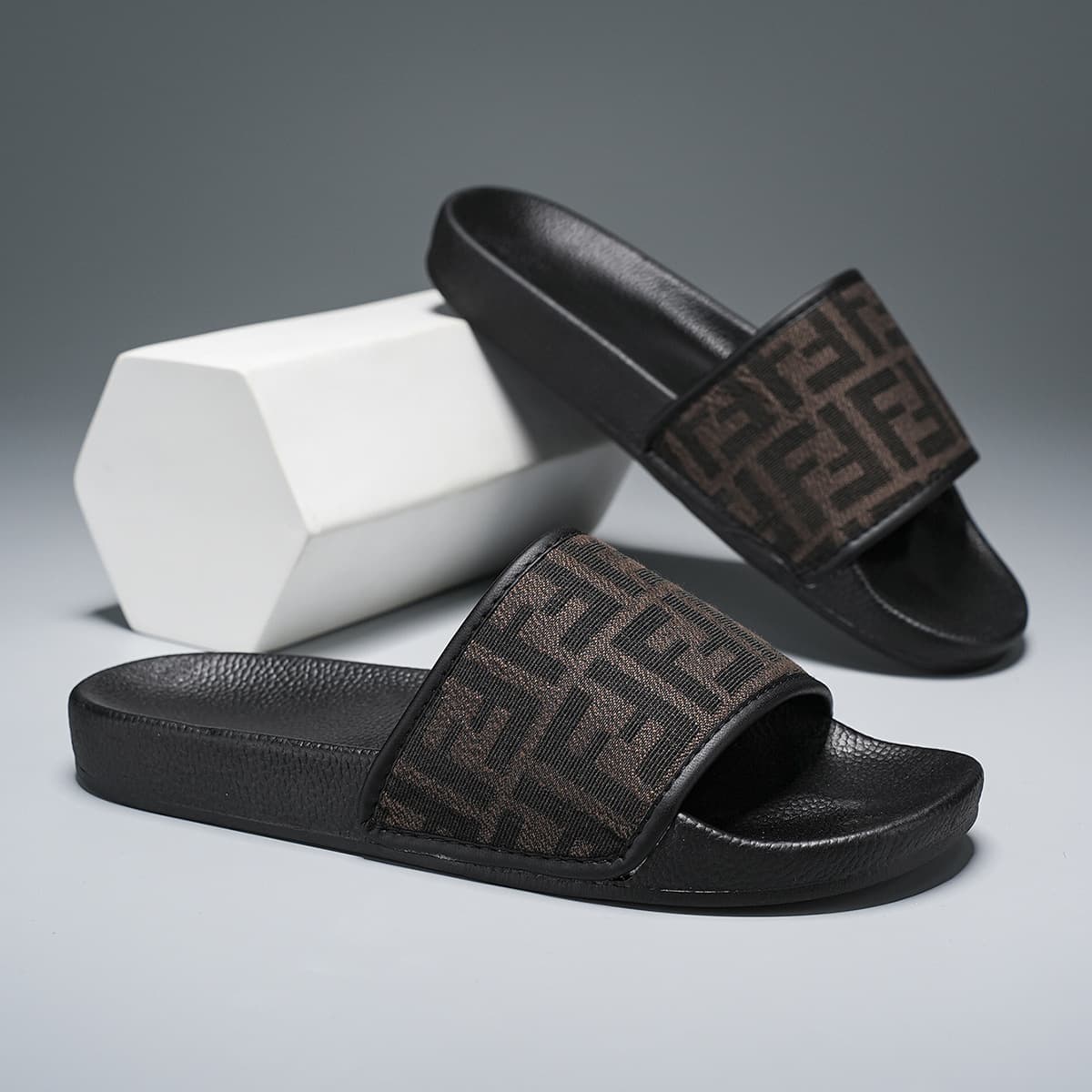 European station slippers 2025 men's casual slip-on summer European and American fashionable outer wear lightweight soft-soled beach sandals