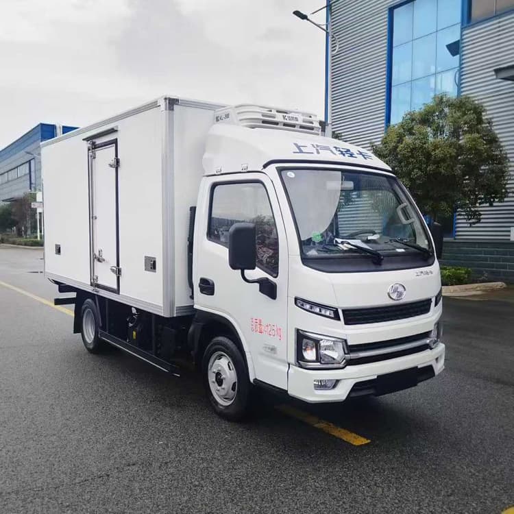 Futian Xiangling refrigerated logistics truck, front four rear eight refrigerated truck, direct supply from manufacturer.