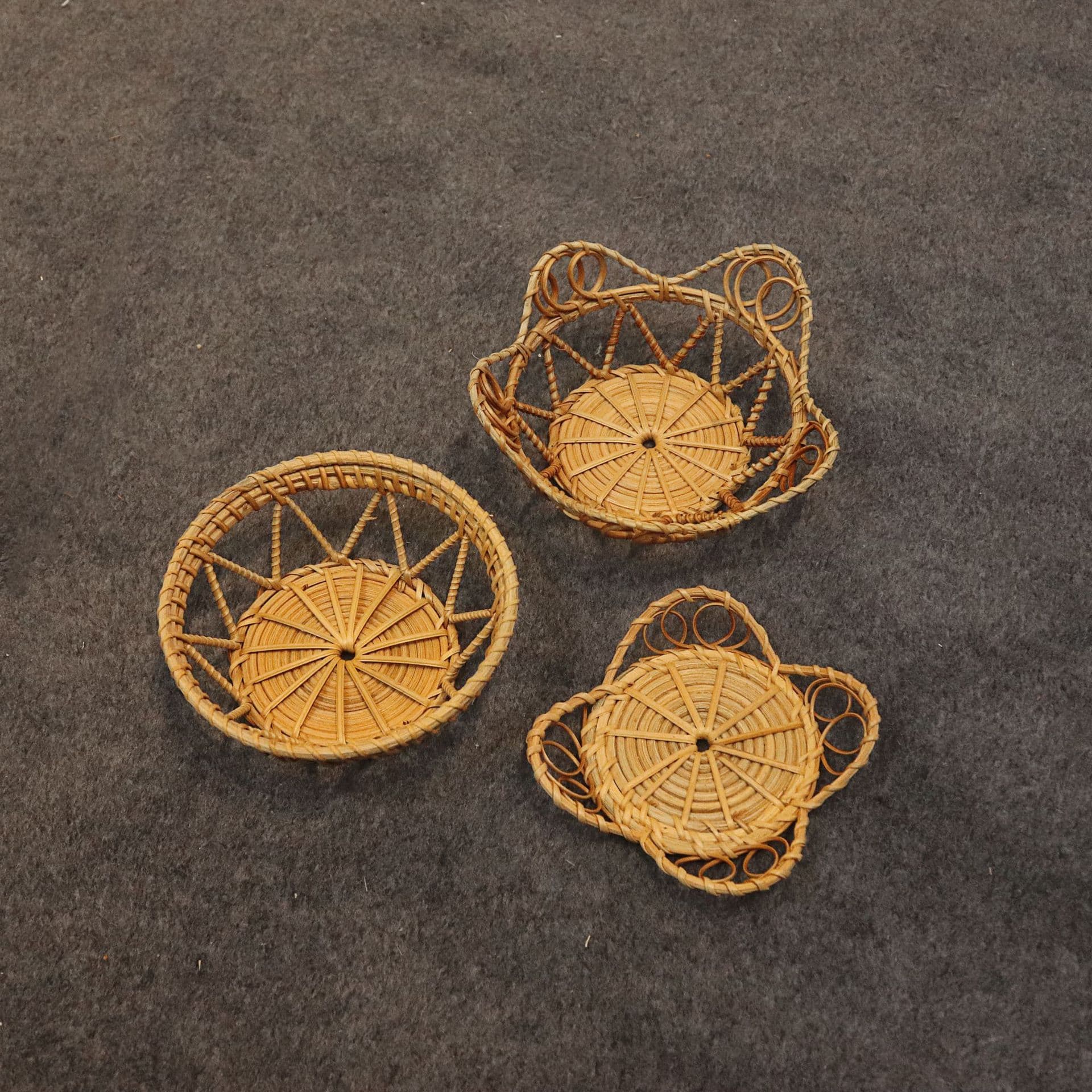 Wholesale Vietnamese autumn rattan woven storage basket tea drain basket fruit plate hollow basket household woven small tray
