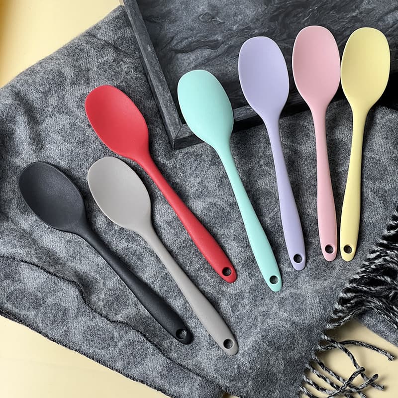 Silicone spatula, salad spoon, integrated silicone kitchen utensil spatula, spoon, salad mixer, mixing spoon, spatula, baking tool