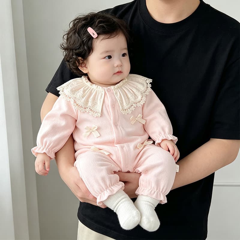 Korean princess-style baby girl jumpsuit with lace neckline, loose long-sleeved crawler suit with bow, soft and waxy skin-friendly harem