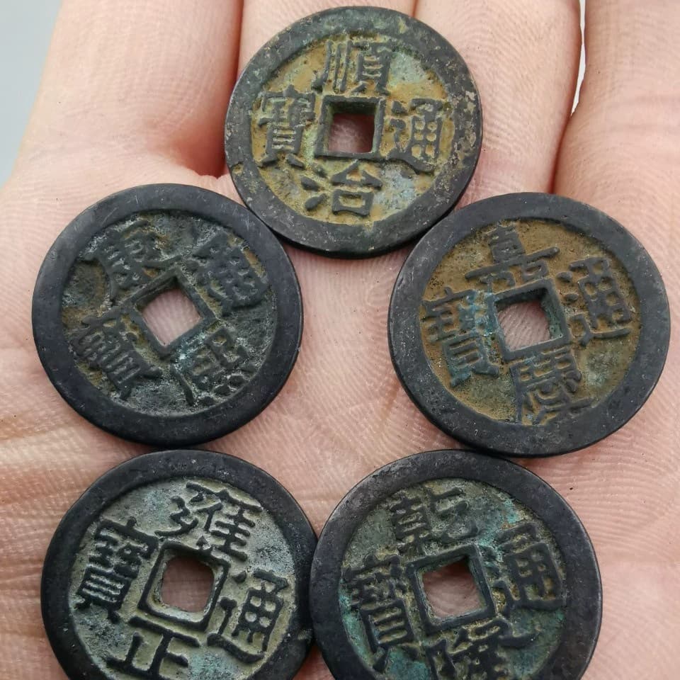 Antique aged Qing Dynasty Five Emperor copper coins, Yong Zheng, Qian Long Five Emperor coins, Kang Xi Tong Bao crafts wholesale collection brass.