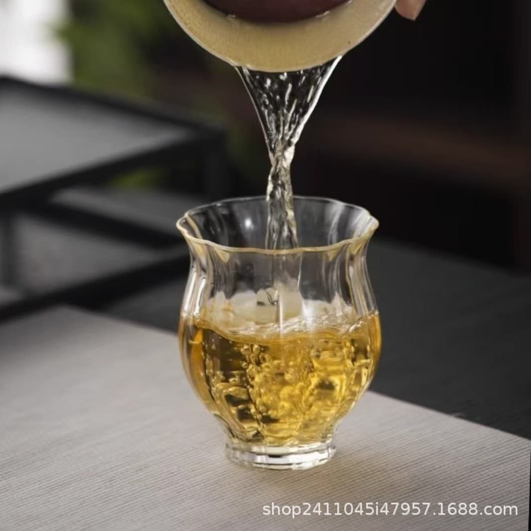 Manufacturer Wholesale Japanese Heat-resistant Narcissus Glass Fairness Cup Small Tea Divider Lotus Fairness Cup High Borosilicate Host Cup