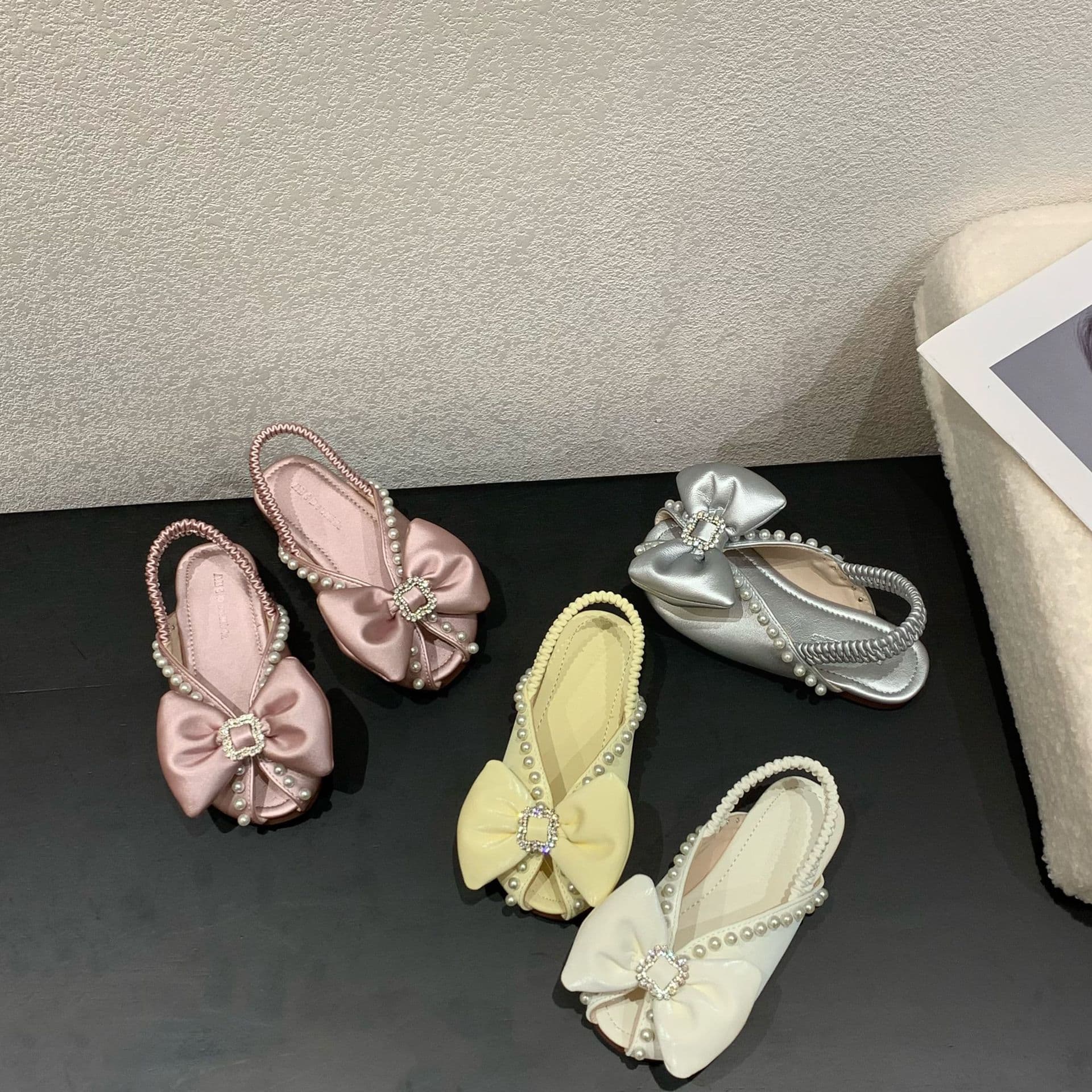 Girls Sandals 2026 Summer New Pearl Accessories Mary Jane Sandals Shiny Rhinestone Wear-Resistant Flat Beach Shoes
