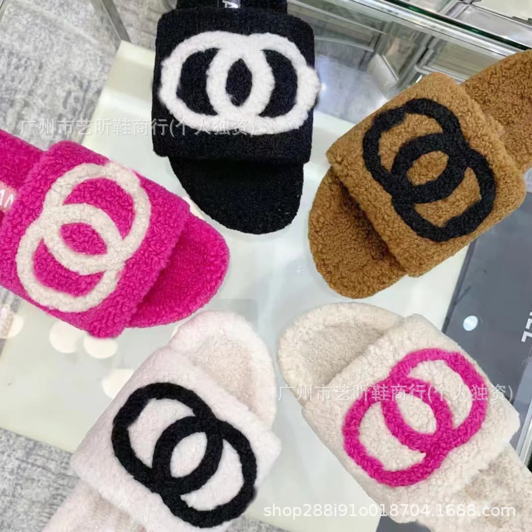 Chanel-inspired 2024 Autumn/Winter New Style Lambswool Slip-on Sandals, Casual, Versatile, Warm, Non-slip, Furry Slippers for Women, Suitable for Outdoor Wear