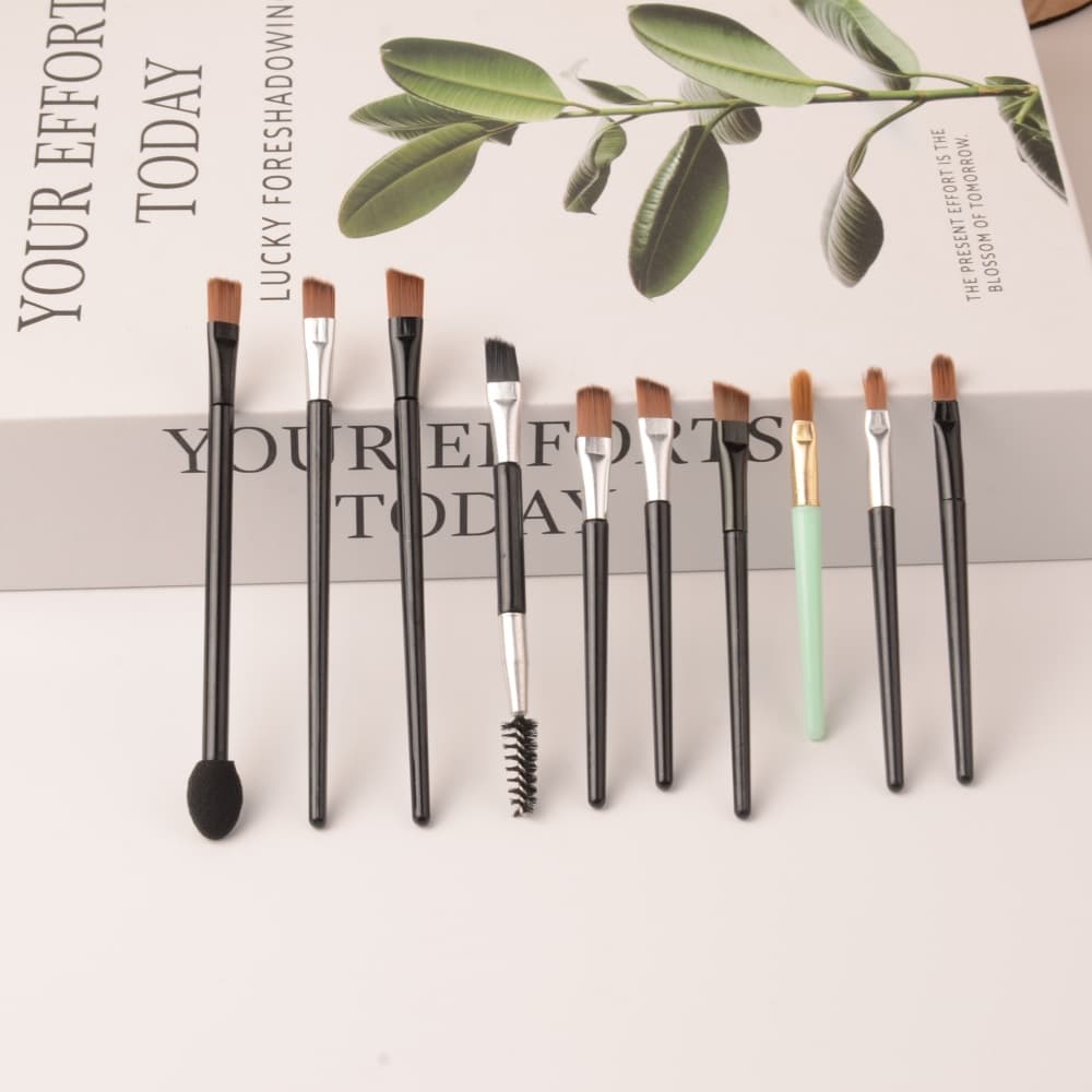 Custom-made blade-shaped eyebrow brush with angled tip, a set of eyeshadow brushes and makeup tools, factory direct wholesale.