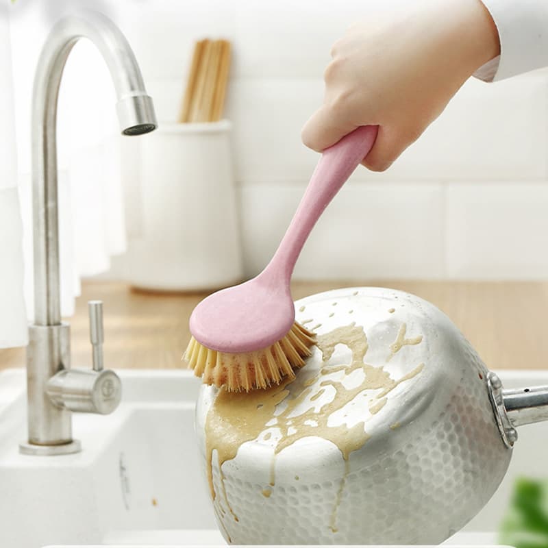 Long-handled wheat straw pot and pan scrubber, non-stick and dirt-free hand-washing pot and bowl brush with handle, suitable for kitchen cleaning.