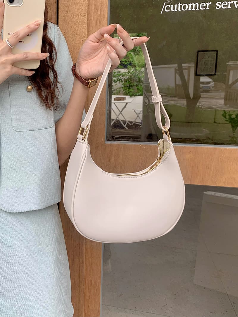 2023 Spring Summer New Versatile Simple Women's Underarm Bag Half Moon Single Shoulder Breadstick Bag Small Crossbody