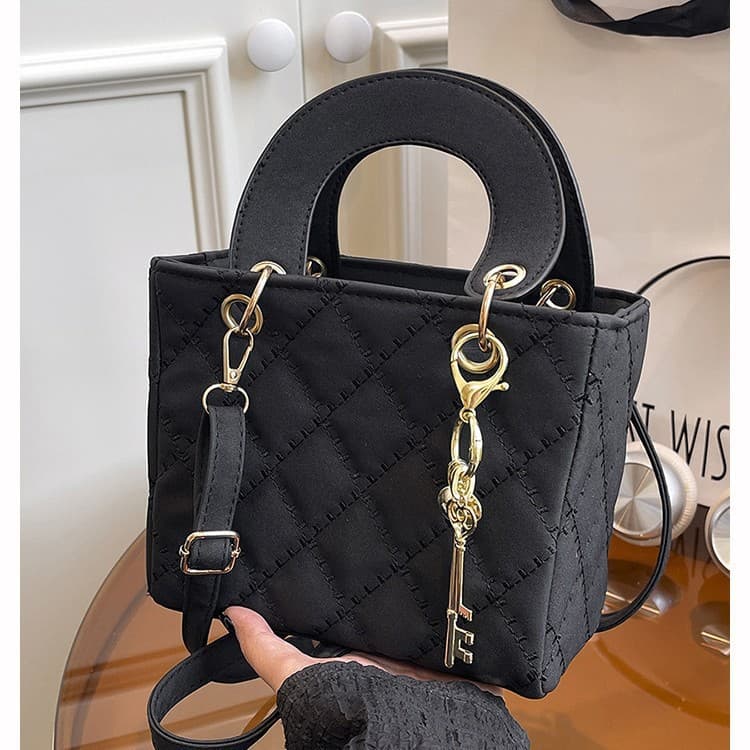 Cross-border Women's Bag 2025 New Simple Fashion Diamond Quilted Small Fragrance Style Handbag Crossbody Bag Diana Bag Wholesale