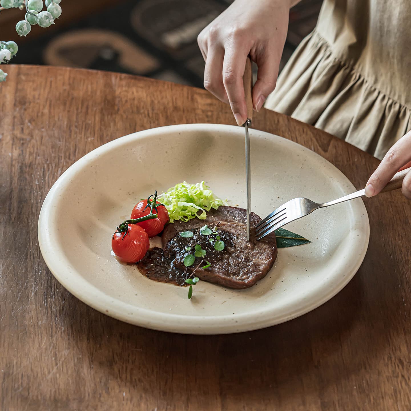 Creative thick-rimmed steak plate, home dish plate, ceramic Western plate, round fruit salad plate, restaurant dessert