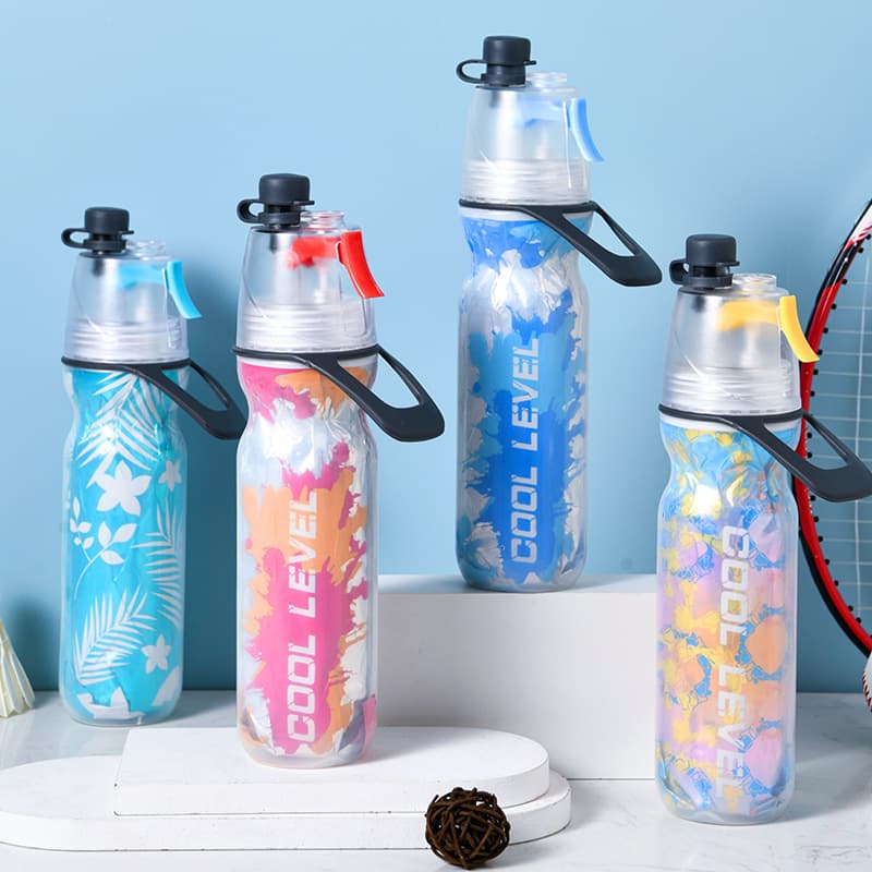 Portable PE spray cup with carrying handle, multi-functional outdoor sports water bottle, double-walled insulated spray cup.