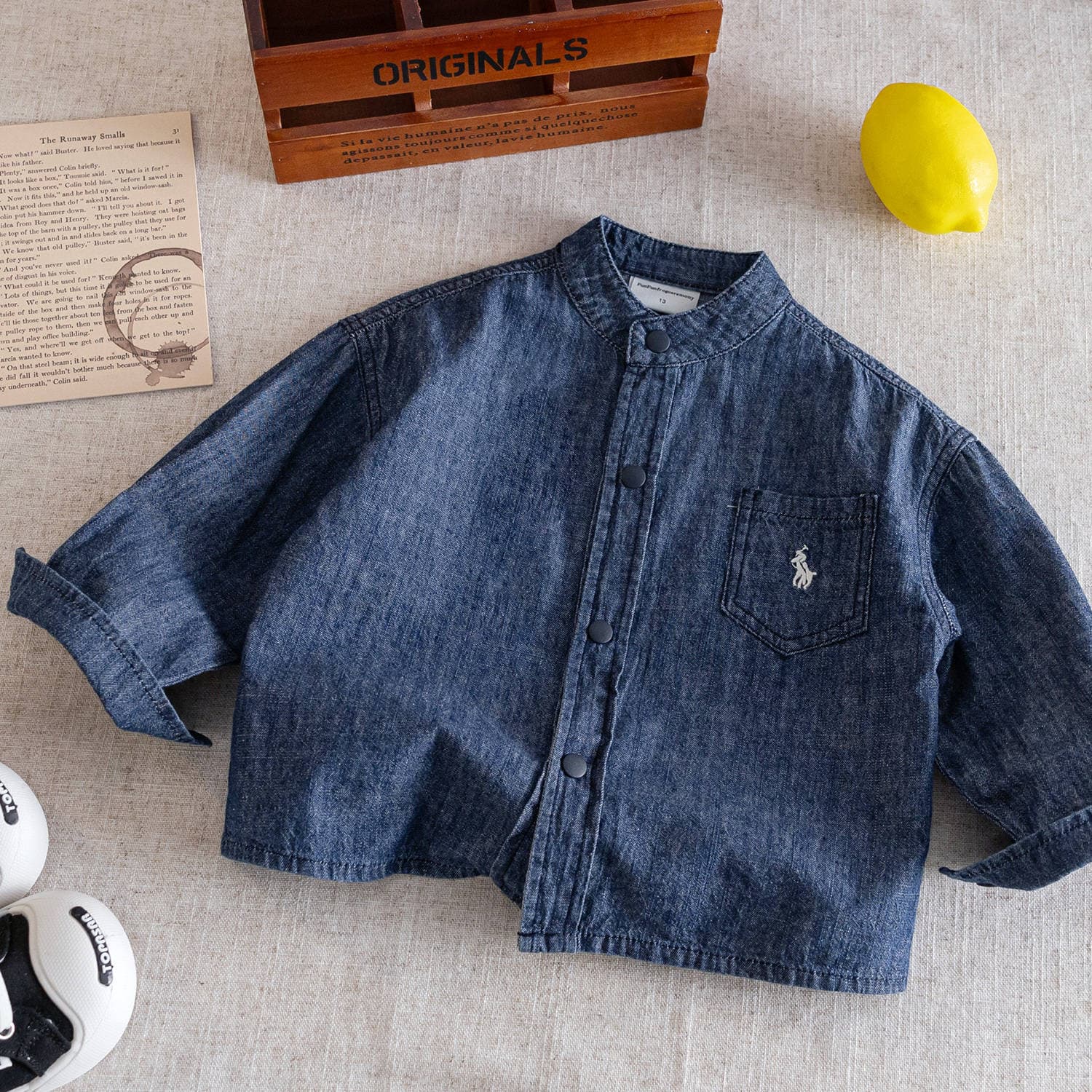 Children's soft denim shirt, autumn 2025 new style, solid color top, long sleeve, baby shirt jacket, stylish.