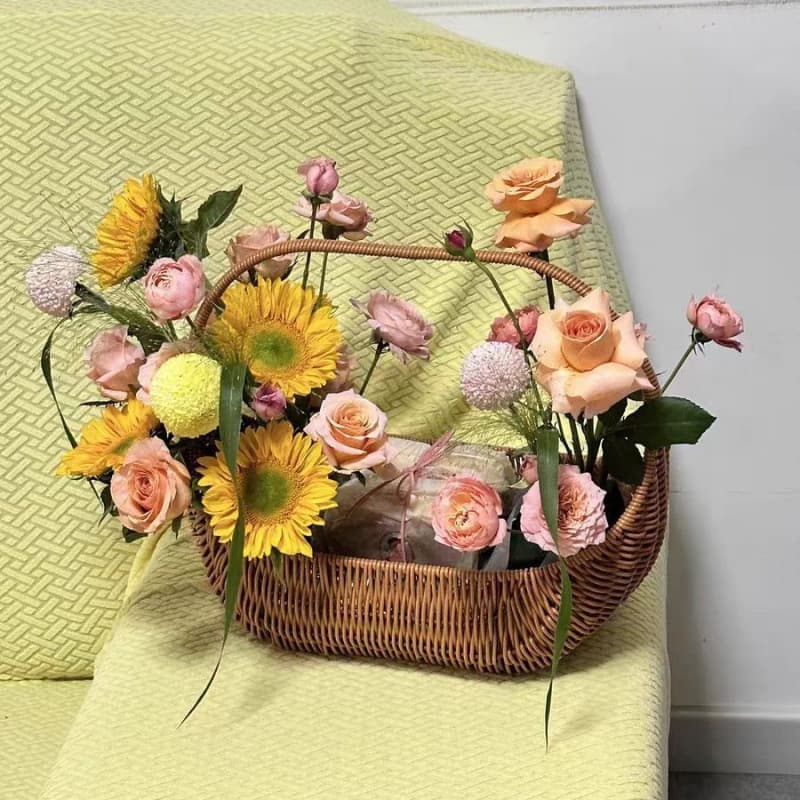 Gift baskets for postpartum care: egg and fruit baskets, handmade woven flower baskets, rattan baskets, and flower arrangement baskets.