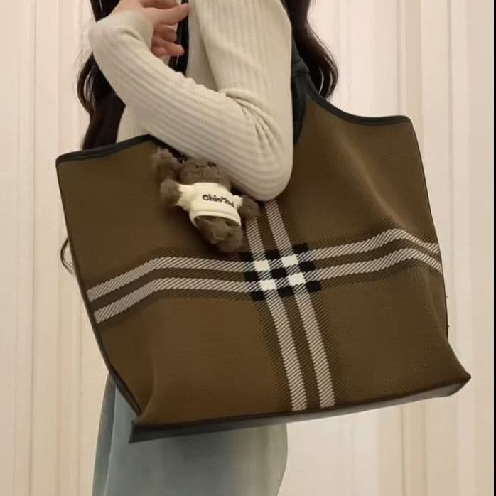 2026 Fashion New European and American Plaid Tote Casual Versatile Commuter Striped Business Large Capacity Shoulder Bag