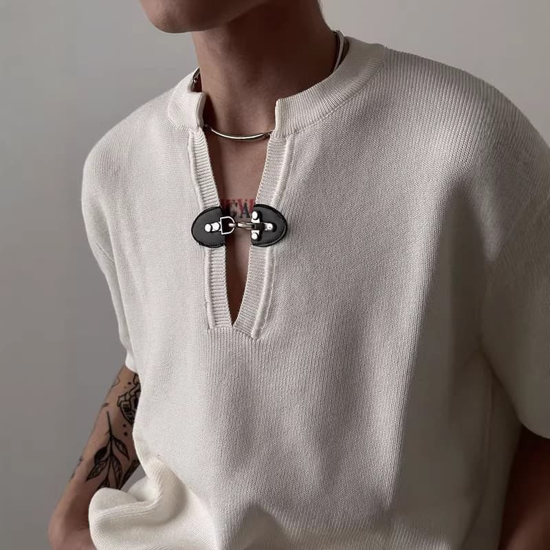 2026 summer personalized T-shirt top men's leather button design V-neck high-end red knitted short-sleeved niche handsome