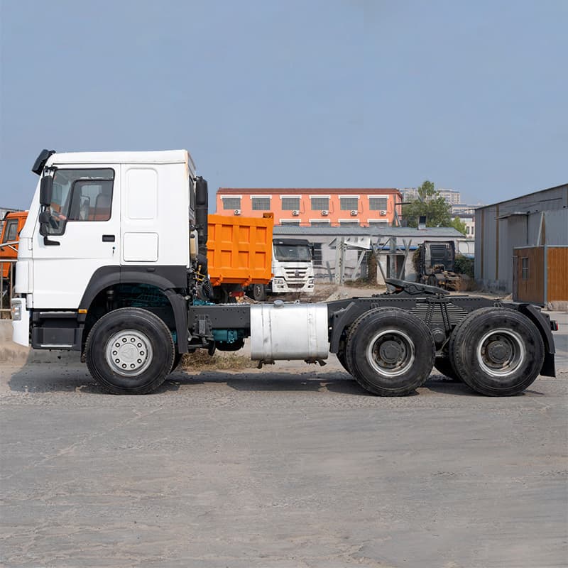Howo 8-wheel tractor unit for sale, dual-axle semi-trailer tractor unit, 380 horsepower cargo transport tractor unit.