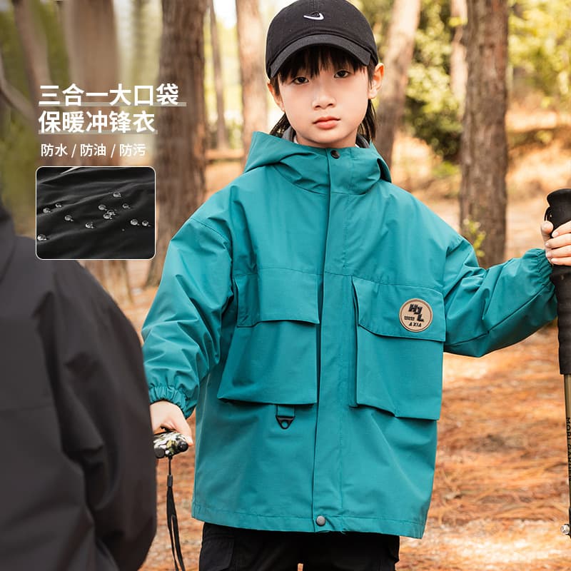 2025 Autumn/Winter 3-in-1 Hooded Jacket with 3D Pockets and Emblem for Trendy Boys