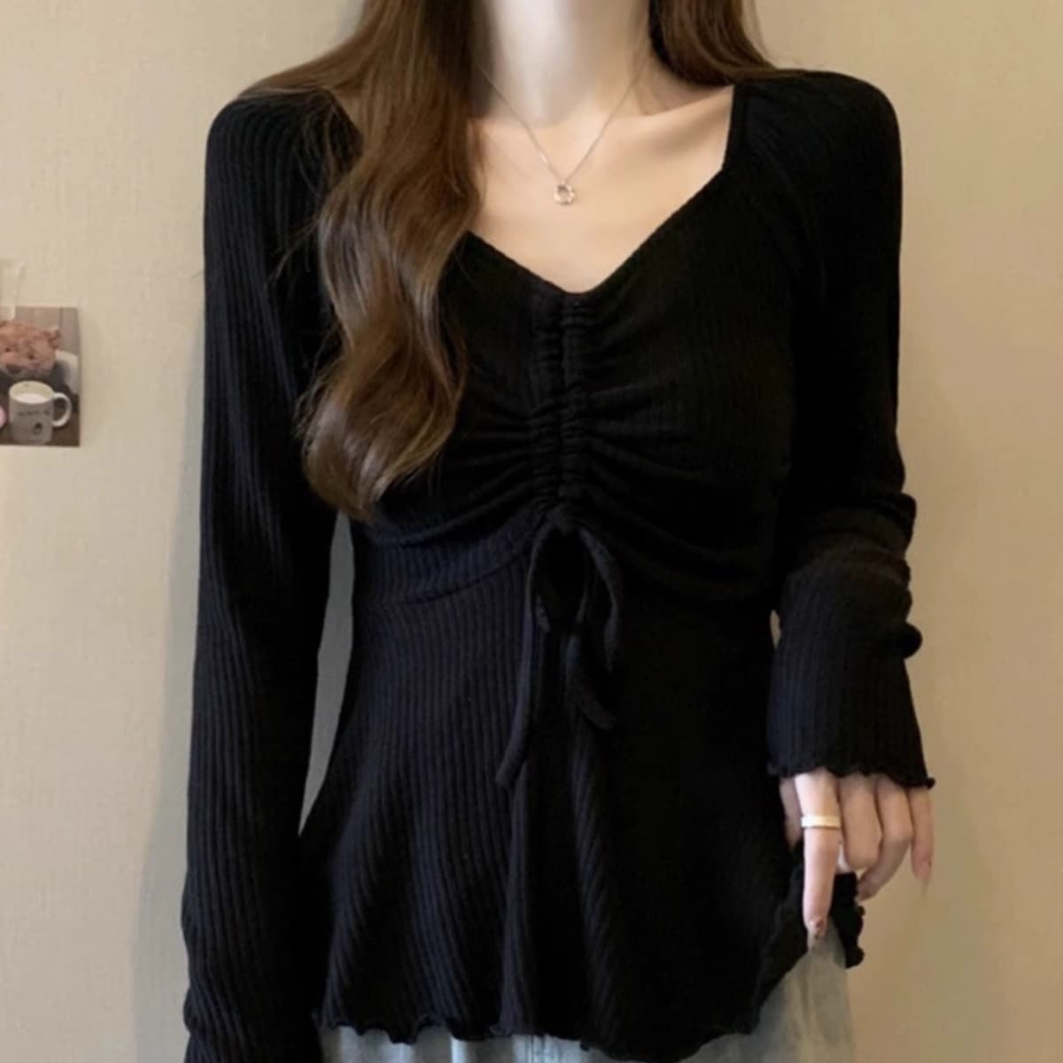 French-style long-sleeve V-neck top with regular shoulders, designed for autumn, flattering fit for slightly curvy figures, slim-fit with ruffled hem, elegant French aesthetic