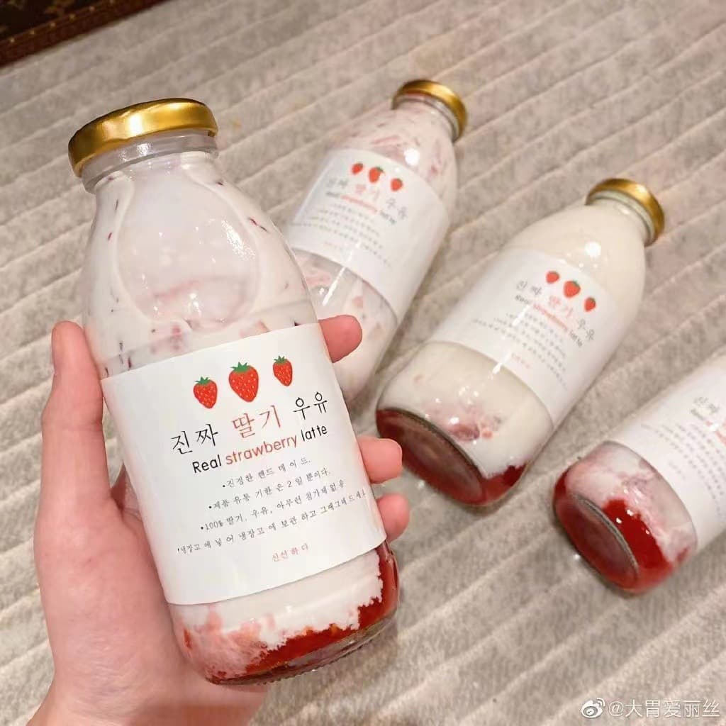 Factory wholesale strawberry milk bottle, strawberry milkshake, yogurt, mango pomelo sago, glass bottle with lid, sealed empty glass bottle