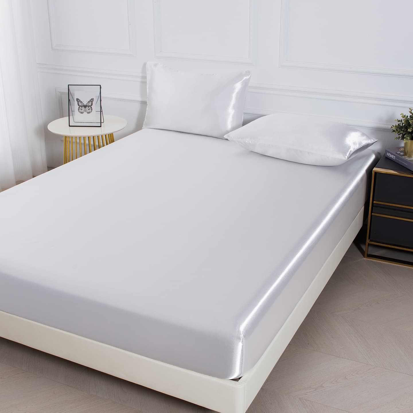 Solid High-Gloss Satin Fitted Sheet, Silky Satin Deep Pocket Fully Elastic Mattress Protector for Hotels and B&Bs
