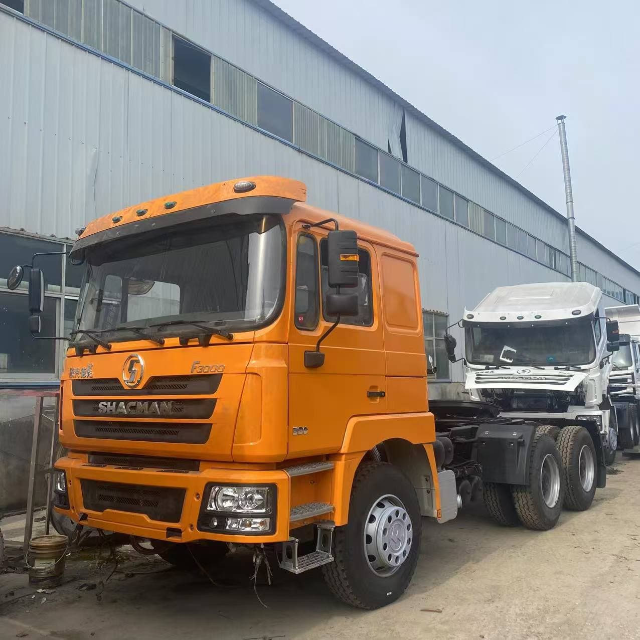Cross-border supply of HOWO tractor units with 371 horsepower low-roof/flat-roof design for engineering and transportation in Africa.
