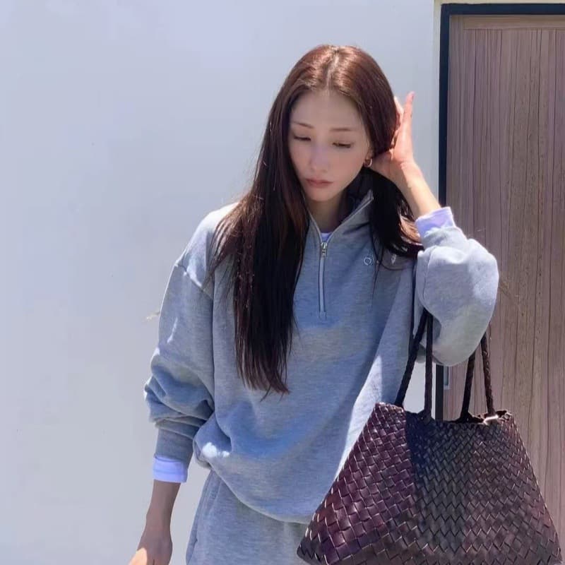 In stock: ALOGANT (Kim Jisoo's style) round neck zippered couple's loose-fitting sports top with quarter-zip design.