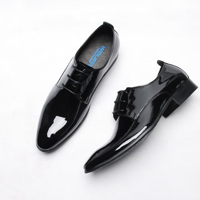 2023 New Soft Calfskin Breathable Genuine Leather Patent Leather Formal Business Dress Shoes for Men British Pointed Lace-up Wedding Shoes
