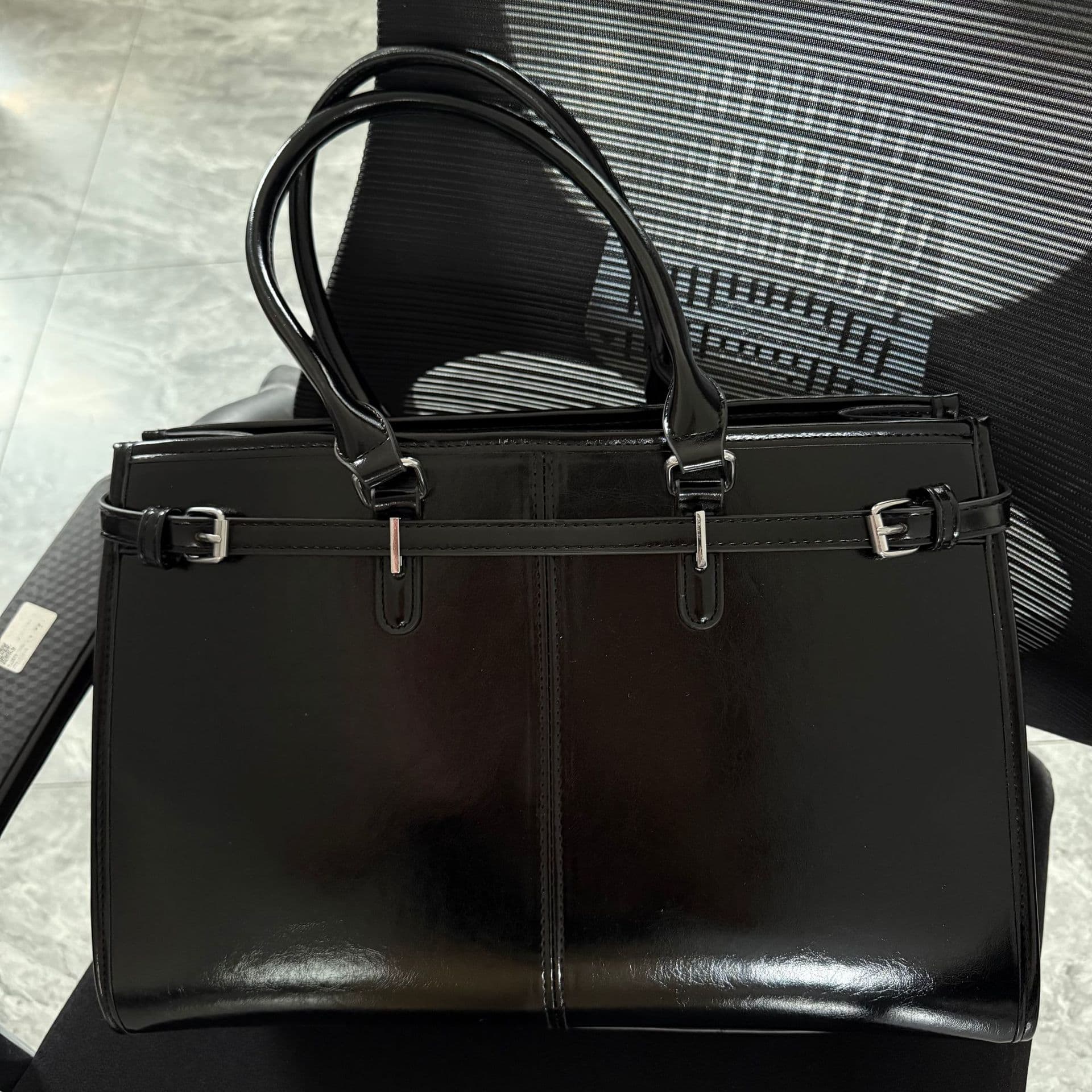 Girl Chasing Stars Large-Capacity Black Waxed Leather Concert Bag with Hidden Things, Hand-Held Tote Bag, Fashionable Tote Bag