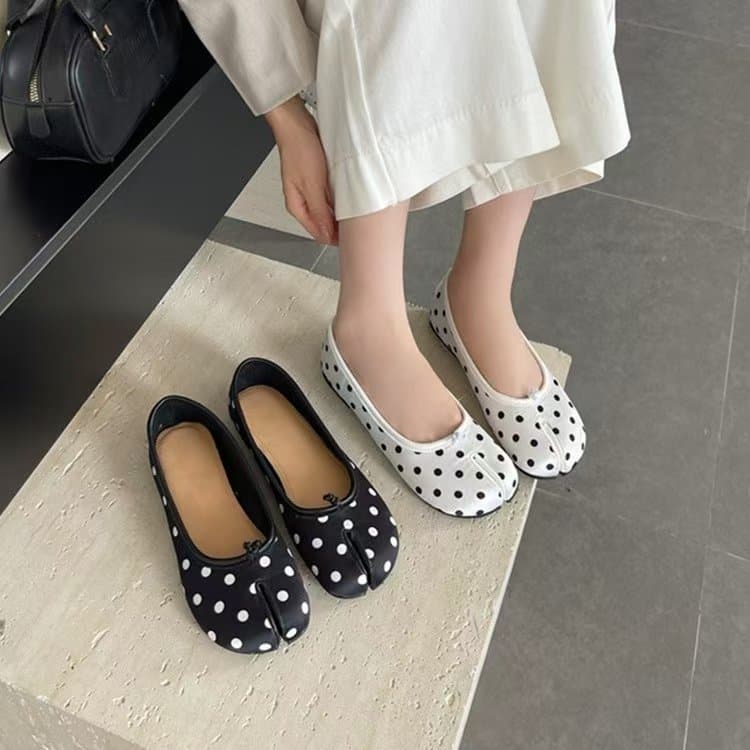 Black Polka Dot Flat Split-Toe Pig Hoof Shoes Women 2026 New Autumn Polka Dot Fashion Niche Bean Shoes Women