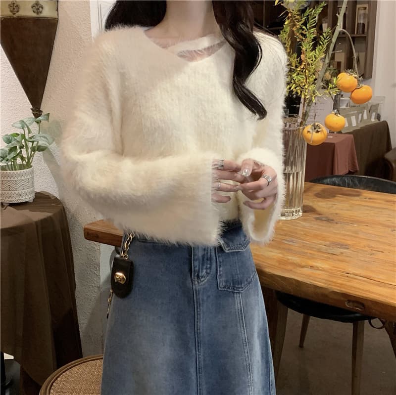 Soft and cozy faux mink fur sweater for women, new autumn/winter 2023 style, high-end short and chic long-sleeved knit top.