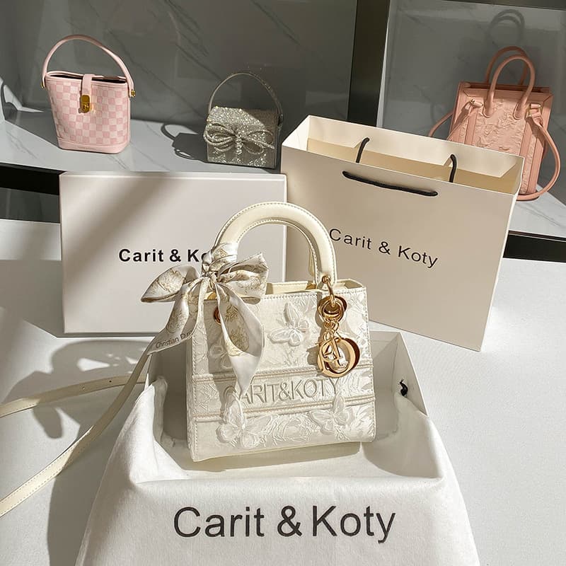 New Chinese Style Heavy Embroidery Commuter Handbag Lady Di Bag Autumn Winter Soft Texture Fashionable Chinese Aesthetic