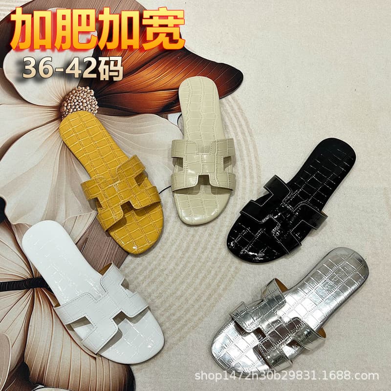 9527 Wide and Spacious Women's Sandals, Summer Fashion Beach Flat Slippers, Trendy White-Enhancing Slippers for Women to Wear Outside
