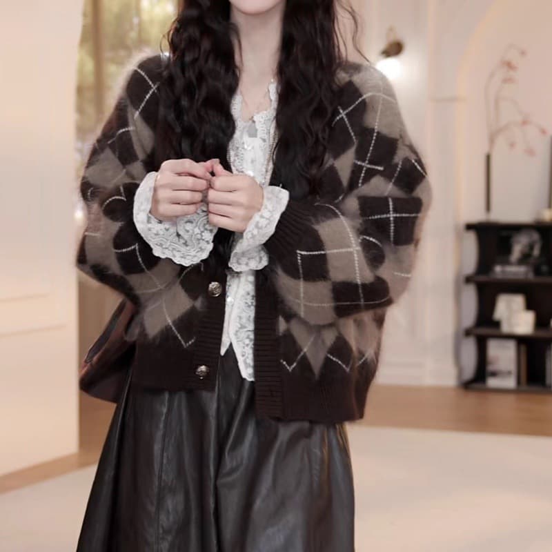 Color-block Diamond Knit Cardigan for Women, Autumn/Winter Outfit with Retro and High-End Feel, Live-Streaming Bestseller Women's Knit Top