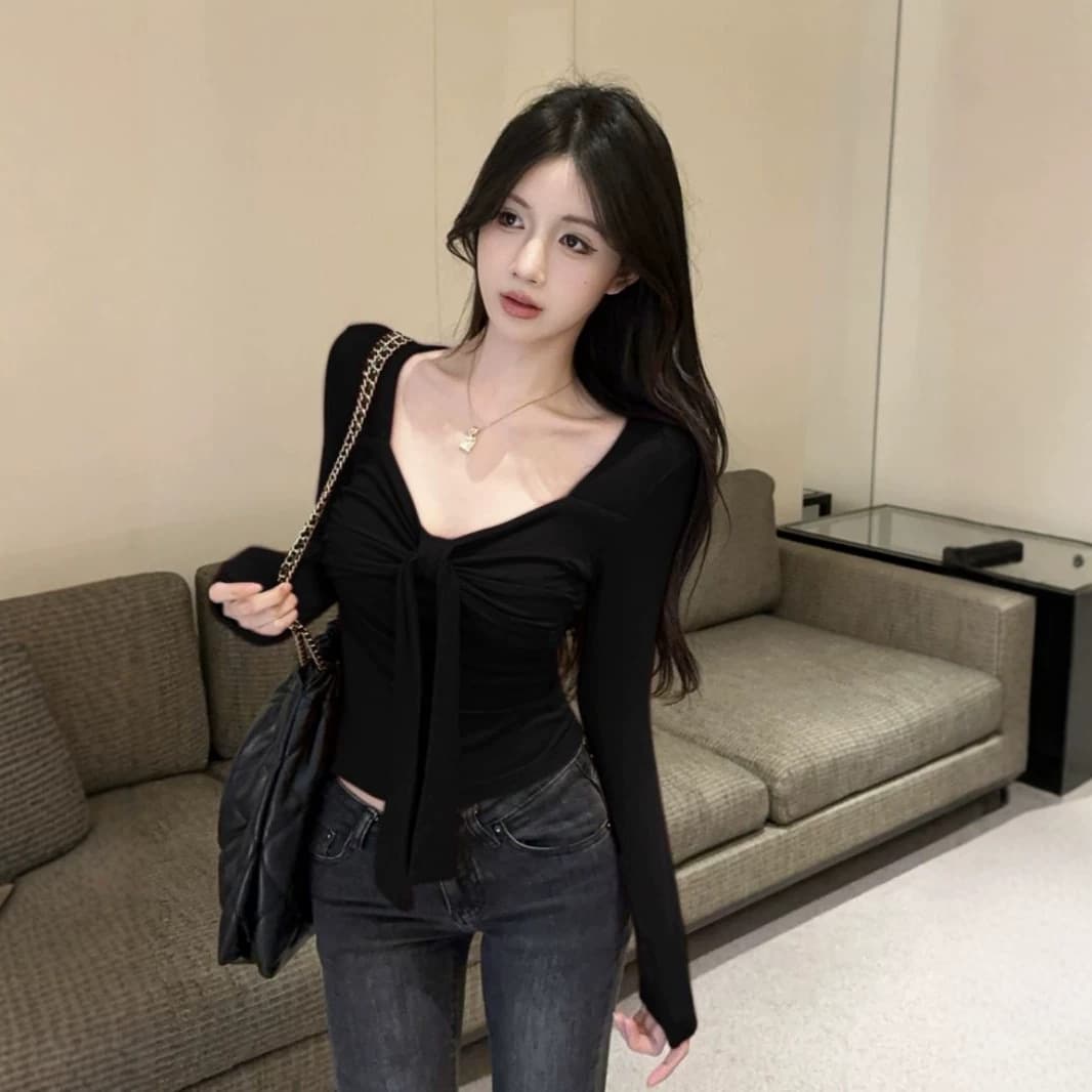 2026 Spring/Fall Unique Sweet Hot Girl V-Neck Tie Slim Long Sleeve Base Layer Top for Women, Design Waist-Cinching Regular Shoulder Top