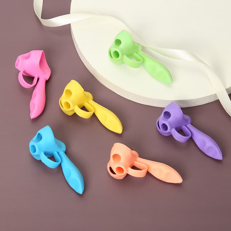 Silicone pen grip corrector for elementary school students, kindergarten children, beginners, middle school students, and adults.